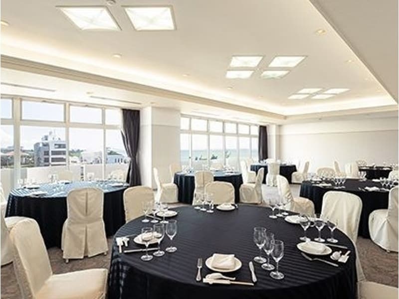 Meeting Room2は洋風の中宴会場。会議レイアウトからディナースタイルまで、目的に応じた自由な空間設計が可能です。
