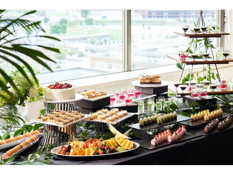 ブッフェ料理イメージ
周年パーティや懇親会、歓送迎会、忘新年会などのお集まりにもおすすめのブッフェ形式のお食事。
お料理を召し上がりながら心通うひとときをお過ごしください