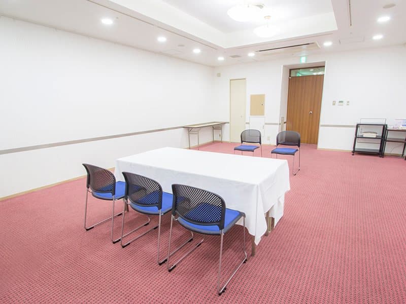 最大シアター型で70名収容可能です。
お客様の用途に合わせてレイアウトさせていただきます。
「会議・研修・セミナー・展示会・パーティー等」、様々なニーズに合わせてご利用いただけます。