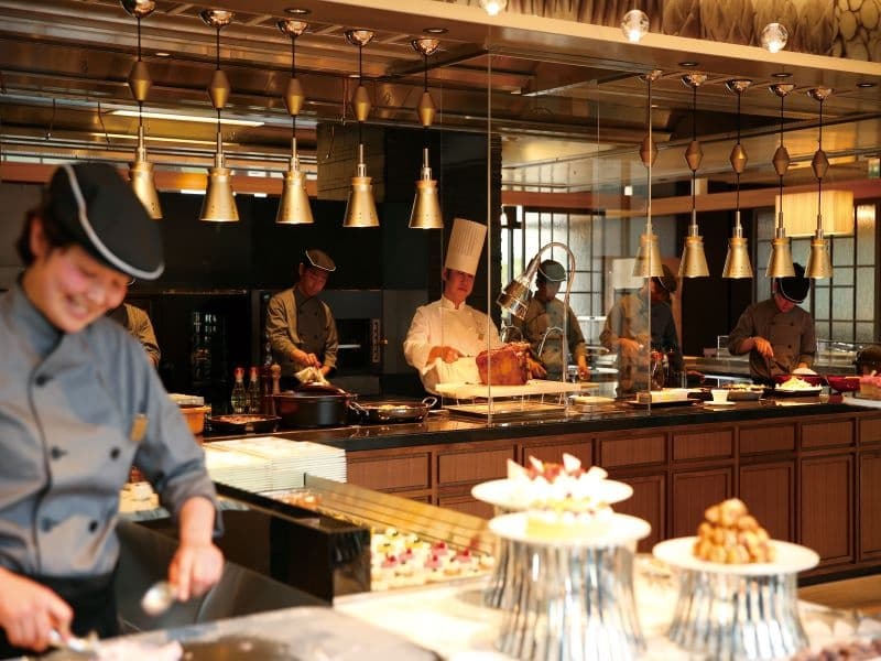 太陽の光が降り注ぐシェフズ ライブ キッチンで、一日の始まりにふさわしい、美味しい幸せをお届けいたします。
"ヘルシー・ビューティ・フレッシュ"をコンセプトとしたライブ感あふれるブッフェメニューが、リニューアルでさらに充実。
