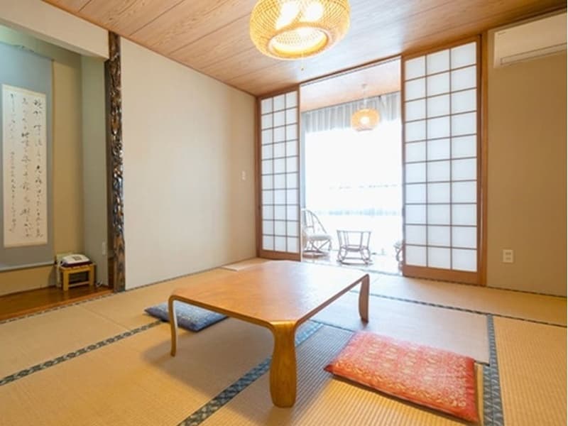 畳のお部屋で手足を伸ばしてのんびり窓の外を抜ける、爽やかな風を感じながらお寛ぎ下さい！
