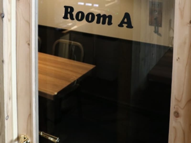 最大収容人数6名 RoomA　大会議室利用時は控室にも最適です。※2階施設のご利用は別途料金となります。