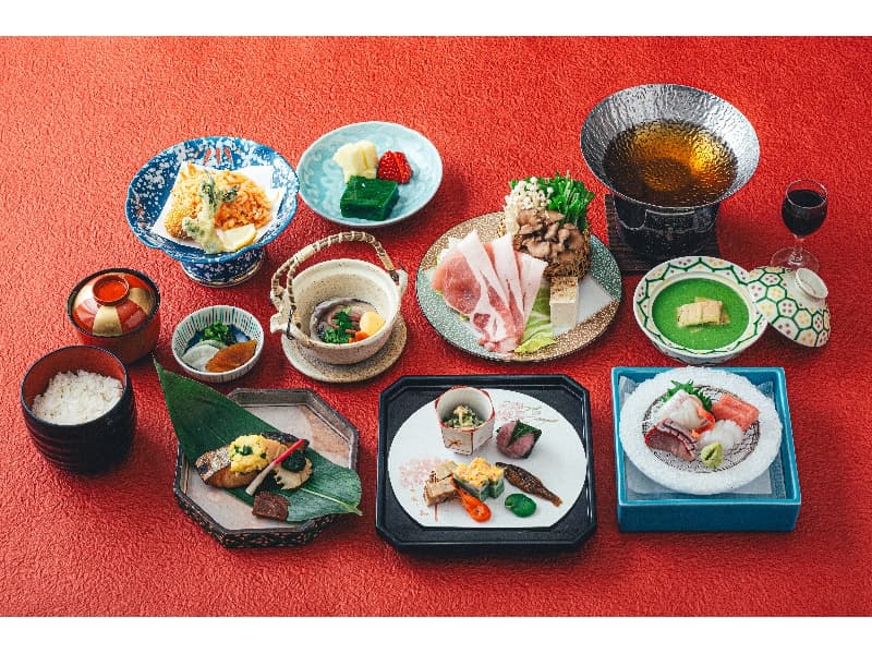 春の時期には土瓶蒸しと大和ポーク鍋と桜エビかき揚げなどがついた「春うらら会席」をどうぞ