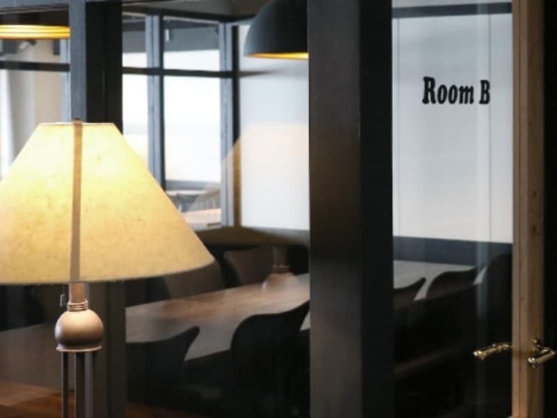最大収容人数10名 RoomB 大会議室利用時は控室にも最適です。※2階施設のご利用は別途料金となります。