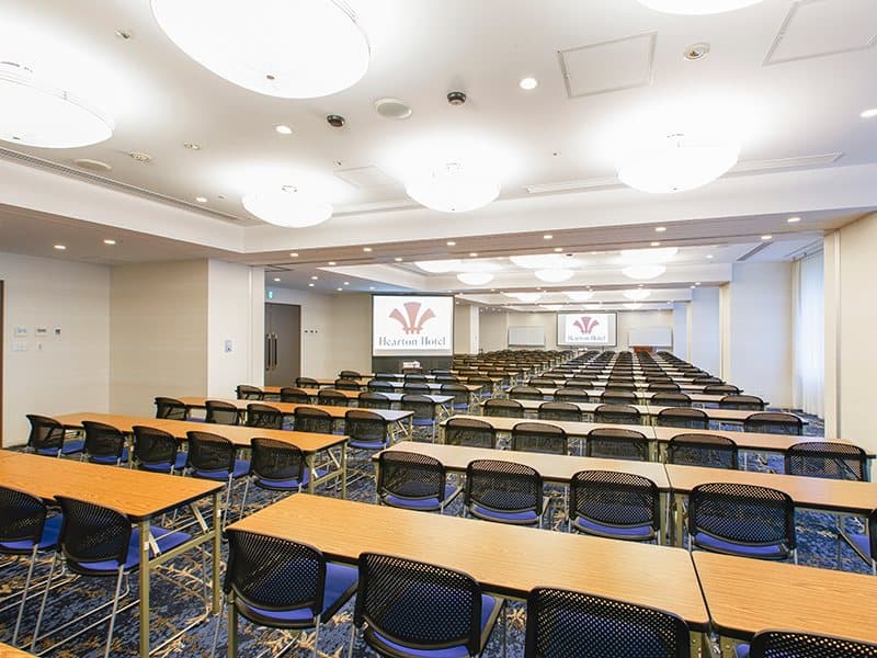 ■あさぎ（分割利用可）
面積：57㎡〜254㎡
料金：¥26,000〜¥113,000／3時間
スクール型：36〜170名
シアター型：56〜240名
口の字型：30〜78名
