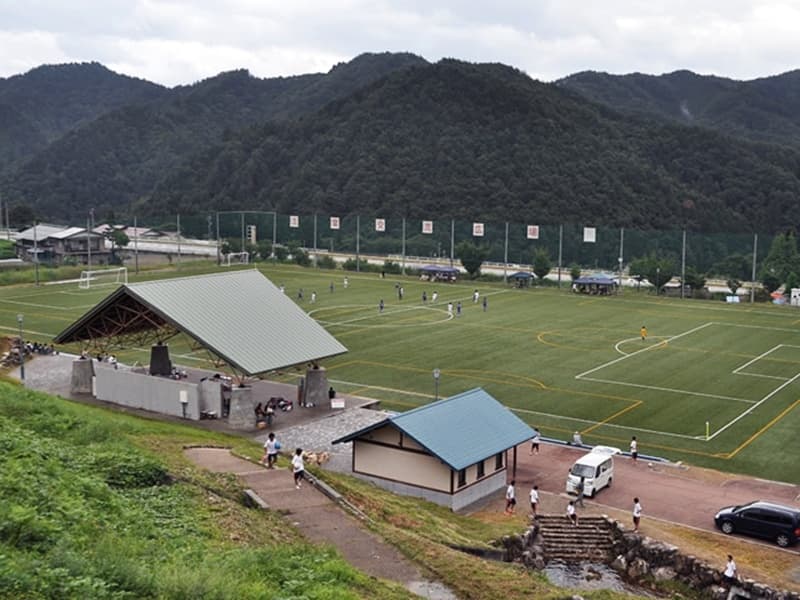 【流葉交流広場（流葉グラウンド）】
近隣施設のご紹介になります。
ロッジトニーマックスから車で約2分。スポーツサークルにお勧めです。グランド数:人工芝1面、土×2面