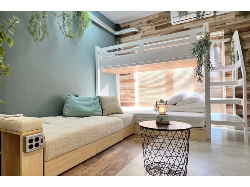 【個室】FOREST CABIN　　18.9㎡（定員：3名）
森の小屋をイメージした「FOREST CABIN」は、緑豊かな装飾で自然を感じながら、リラックスできる特別なお部屋です。

