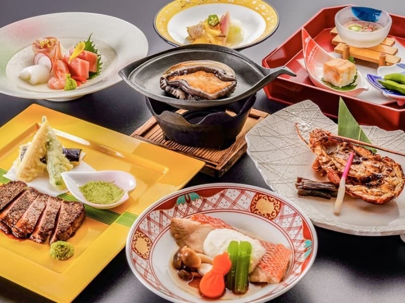 地元契約農家の新鮮な食材を使用し、安心・安全にこだわった料理をご提供しています。和食の基本を大切に、器や盛り付けにも工夫を凝らし、伊豆の旬の味覚を五感でお楽しみいただけます。