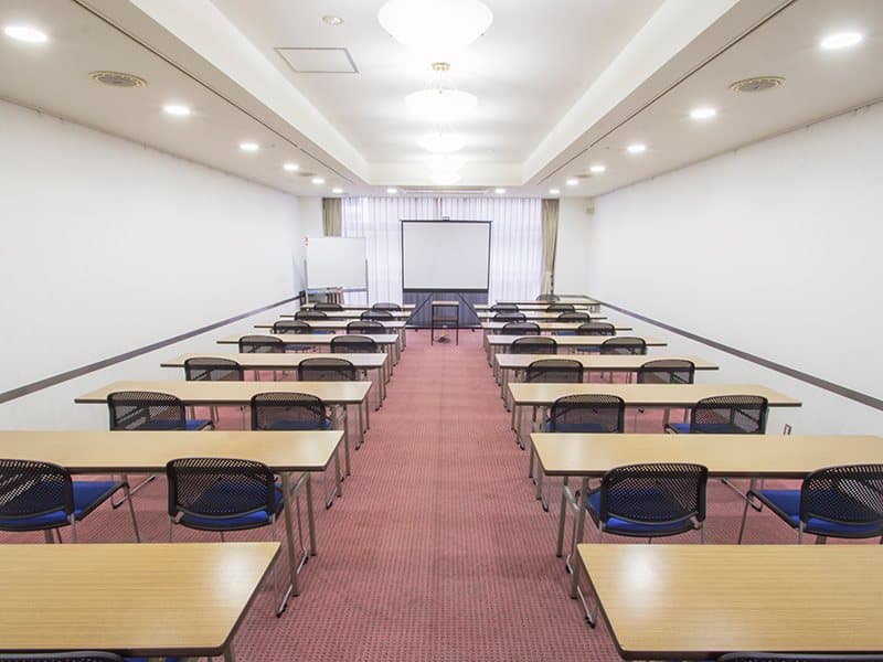 最大シアター型で８０名収容可能です。

お客様の用途に合わせてレイアウトさせていただきます。

「会議・研修・セミナー・展示会・パーティー等」、様々なニーズに合わせてご利用いただけます。