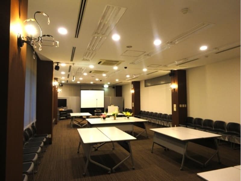 パーティー利用時のイメージ。レイアウト変更はご予約時間内にお客様にてご変更をお願いいたします。レストランや居酒屋の大部屋には入りきらない人数で、カジュアルにパーティーを開催されたい場合に適しております。
