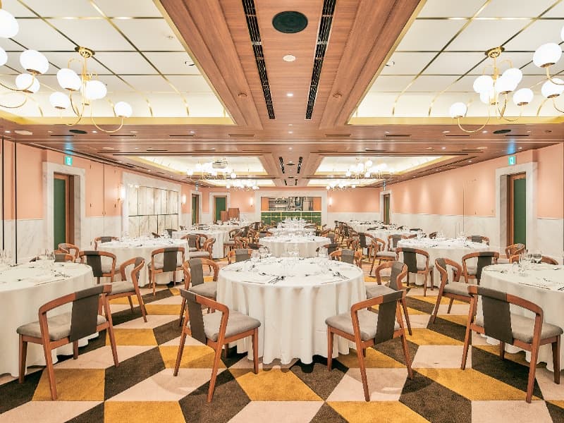 4F THE MARK ROOM（ザ マークルーム）272㎡
着席160名様／立食200名様

クラシカルなシャンデリアに気品漂う会場。
上品で落ち着いた色使いとゴールド、大理石が織りなす美しい空間。オープンキッチンがあり、シェフの臨場感をお楽しみいただけます。