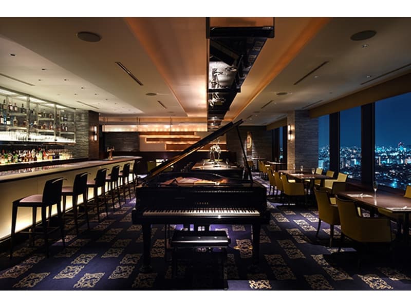 ホテル最上階　夜景とお食事を堪能できる
ダイニング＆バー　オーベスト