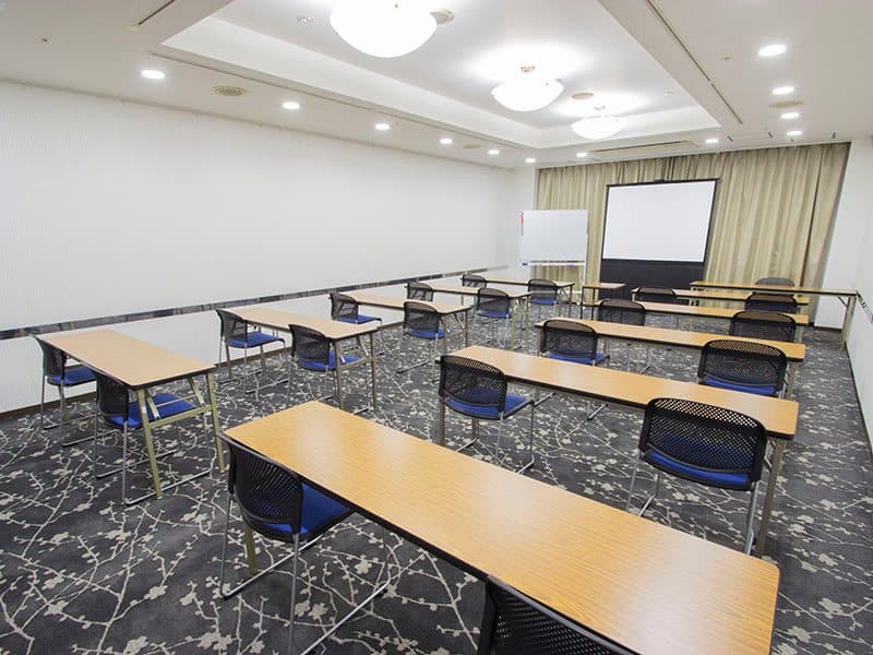 最大シアター型で７０名収容可能です。

お客様の用途に合わせてレイアウトさせていただきます。

「会議・研修・セミナー・展示会・パーティー等」、様々なニーズに合わせてご利用いただけます。