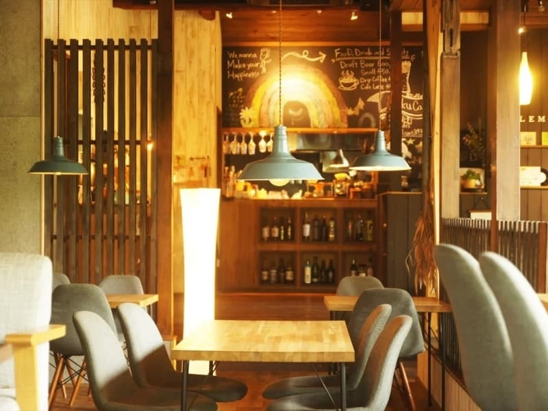 お洒落で歴史を感じる店内
47席(屋内27席 / ウッドデッキ20席)
着席時 ：30人　立食時 ：40人