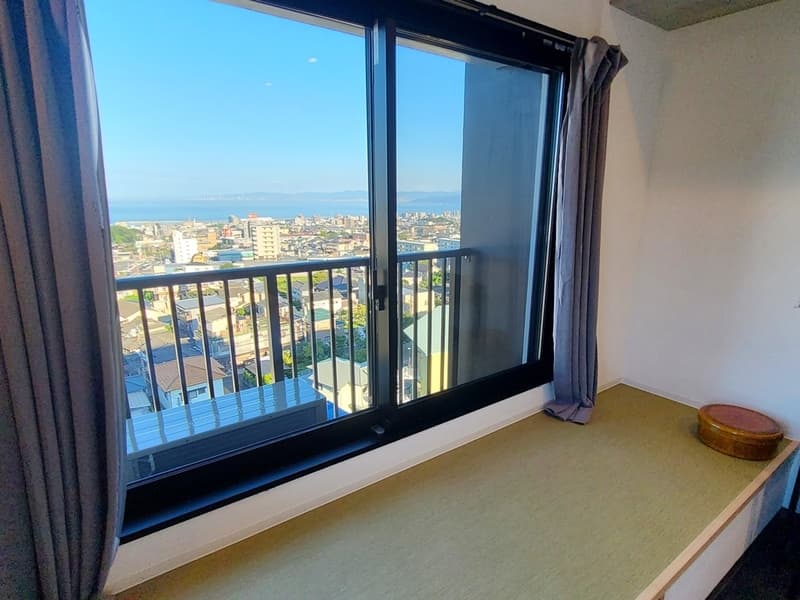 【客室】
海側のお部屋では別府湾が一望できます。
メイン客室（ツイン）には小さな畳スペースがあり、夜景もきれいに見れ大分市まで望めます。

※窓際に畳スペースは3名様ご利用時に寝具をご用意させていただきます。