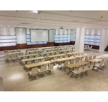 150インチの大スクリーンを使用したスクール形式。
各種セミナー、勉強会など多くのシーンでご利用頂く
ことが出来ます。真っ白な明るい会場でのセミナーを
是非、開催してください。