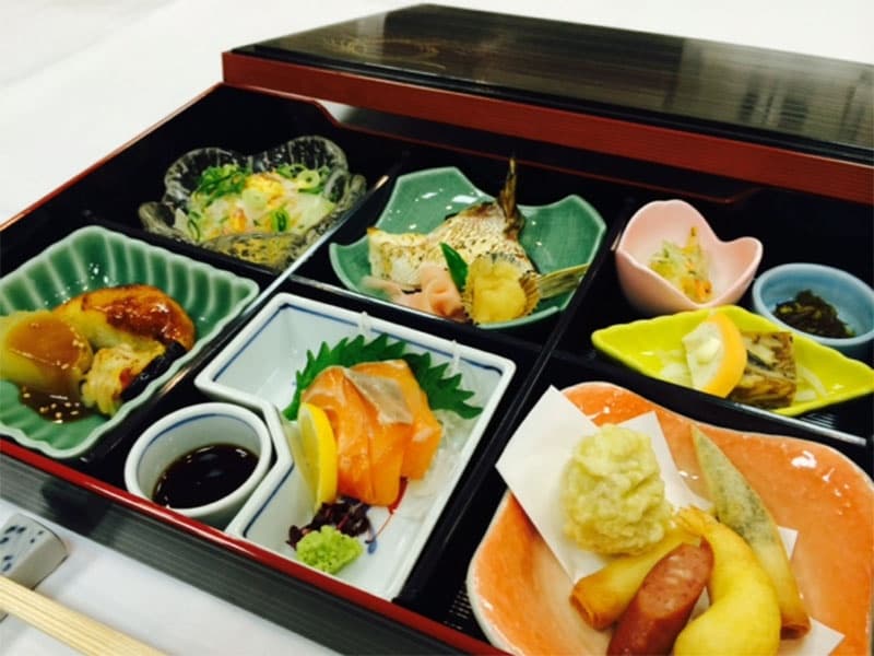会議や研修会等のご昼食には、幕の内弁当もご用意できます。食後のコーヒー付きのお得なプランもございます。