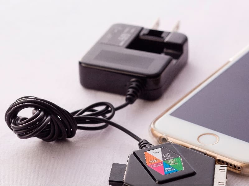 ＜客室設備＞マルチ携帯電話充電器