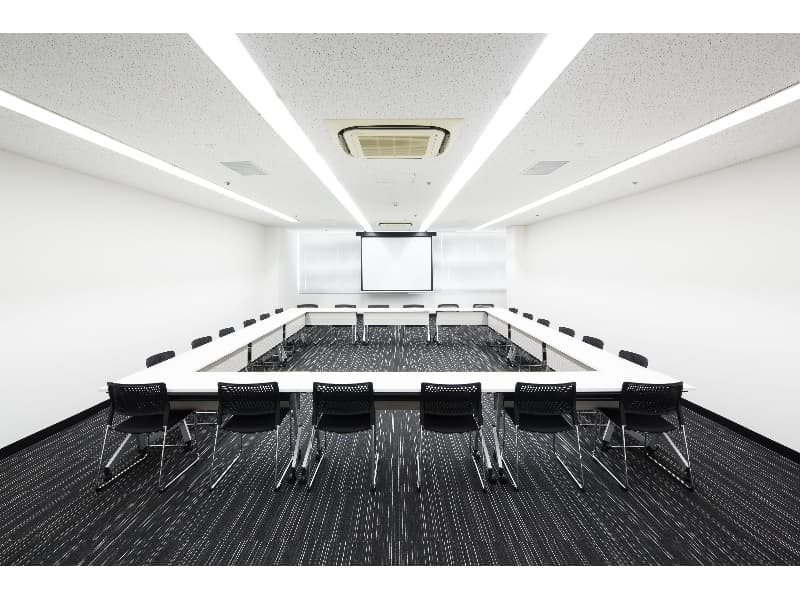 30名～50名規模の中会議室になります。
研修・会議等多岐にわたりご利用可能です。
※ロの字サンプルレイアウトになります。
