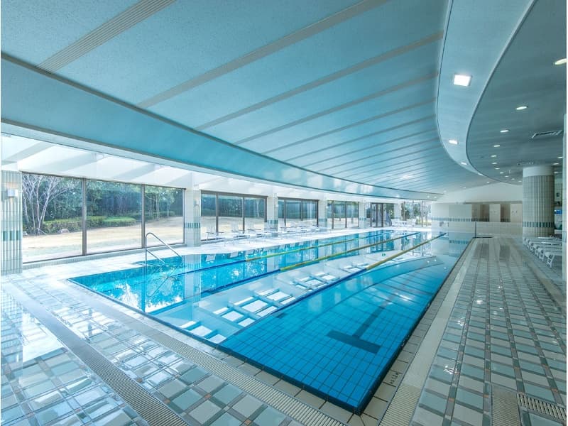 ヘルスクラブのインドアプールは朝6時～夜10時まで有料でご利用可能です。宴会場・会議室をご利用のお客様には、特別料金でご利用いただけます。