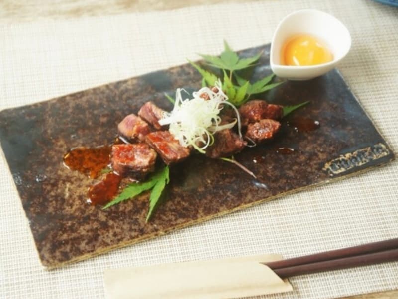 夜は常陸牛を使った料理やお酒に合う料理も充実しています。