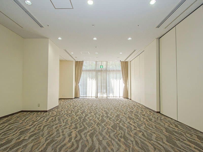 最大シアター型で５０名収容可能です。

お客様の用途に合わせてレイアウトさせていただきます。

「会議・研修・セミナー・展示会・パーティー等」様々なニーズに合わせてご利用いただけます。