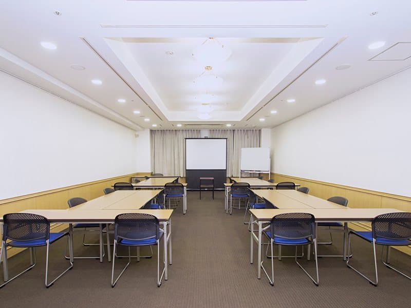 最大シアター型で７０名収容可能です。

お客様の用途に合わせてレイアウトさせていただきます。

「会議・研修・セミナー・展示会・パーティー等」、様々なニーズに合わせてご利用いただけます。