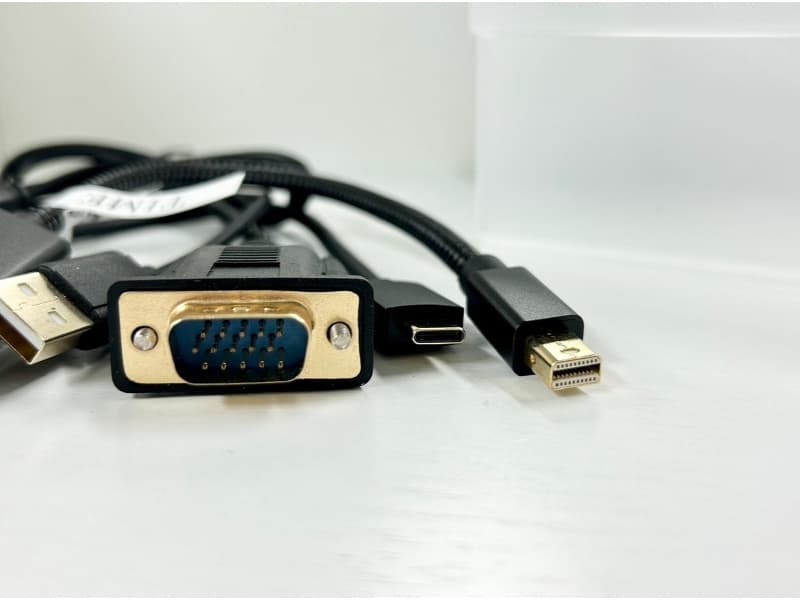 タイプC、Thunderbolt、VGAのHDMI変換機もご用意しております