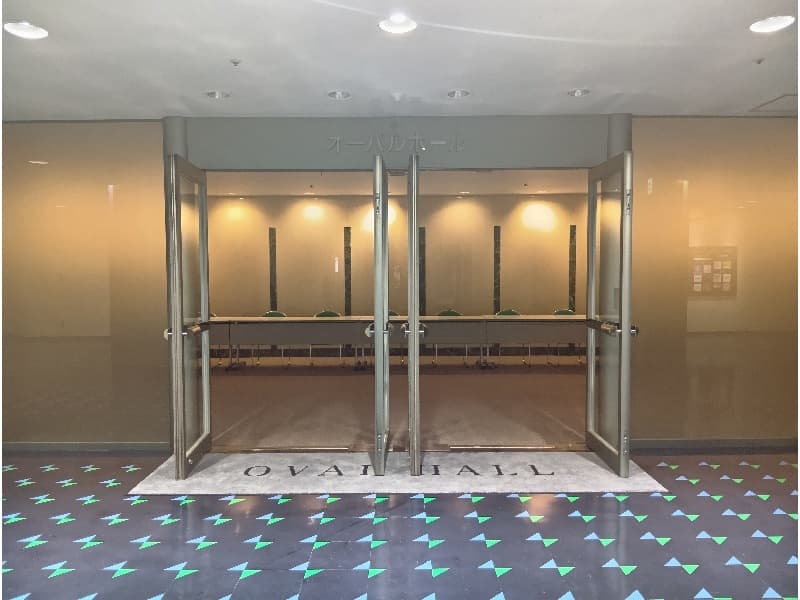 オーバルホール入口
