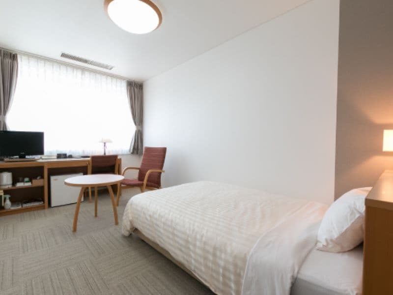 【シングル】セミダブルベッドのゆったりとしたお部屋。
ビジネスユースにぴったりなお部屋です。