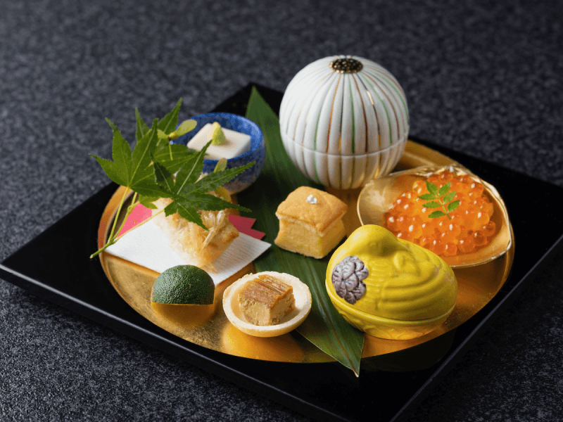【花籠】
ツアー中の昼食利用や、会の中でゆっくりとお食事のお時間をとれないご宴席に。