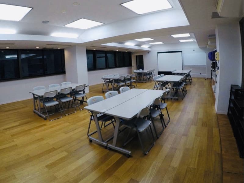 【多目的室大】
島型形式で6島、詰めれば8島作ることができます。