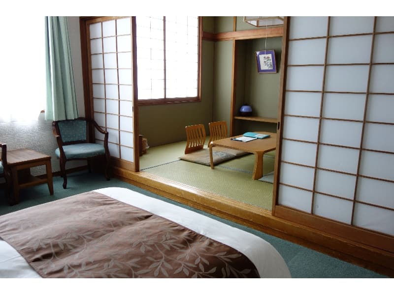 和洋室（定員４名）
バス・トイレ付き(セパレートタイプ)、
 和室＋ツインルーム