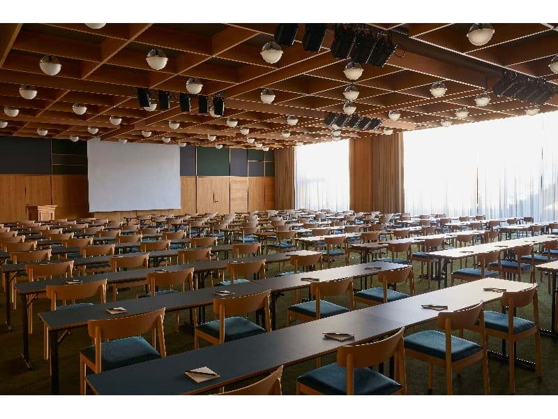 エースホテル京都内で最も広い会場「ベルビュー」。
366㎡の広々とした会場です。
（スクール形式イメージ）