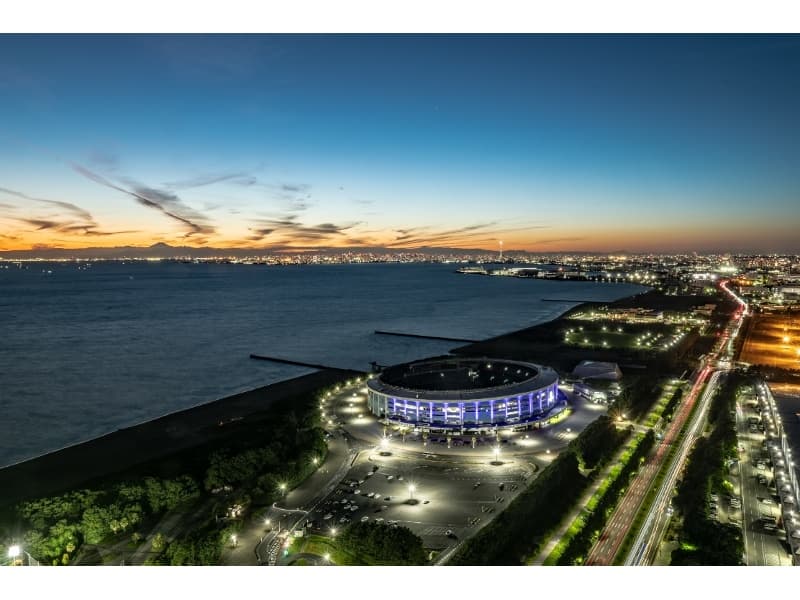 日中の景観も綺麗ですが、夜景はさらに抜群です。マリンスタジアムや千葉市街、東京方面も一望できます。