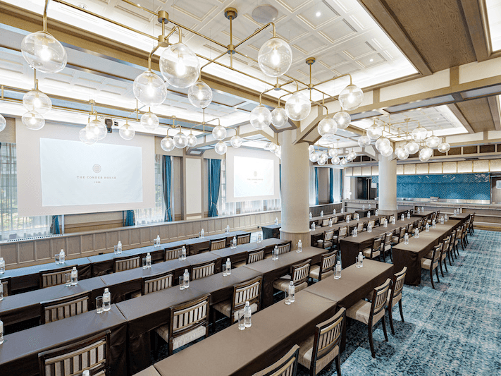 4F THE DINING ROOM
・面積　173㎡
・天井高　3.1 – 3.8m
・着席 120名様 ／ 立食 140名様
・スクール形式　126名様
・シアター形式　176名様
・スクリーンサイズ　150インチ／16:9（2面有）