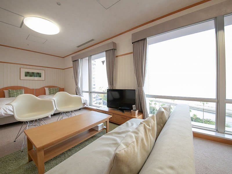 ・フォースルーム（スイートルーム）①（47㎡）
・1室限定。広めのお部屋で友達や仲間の部屋に泊まりにきたようなお洒落で落ち着いた空間。グループや仲間、女子会にオススメです。