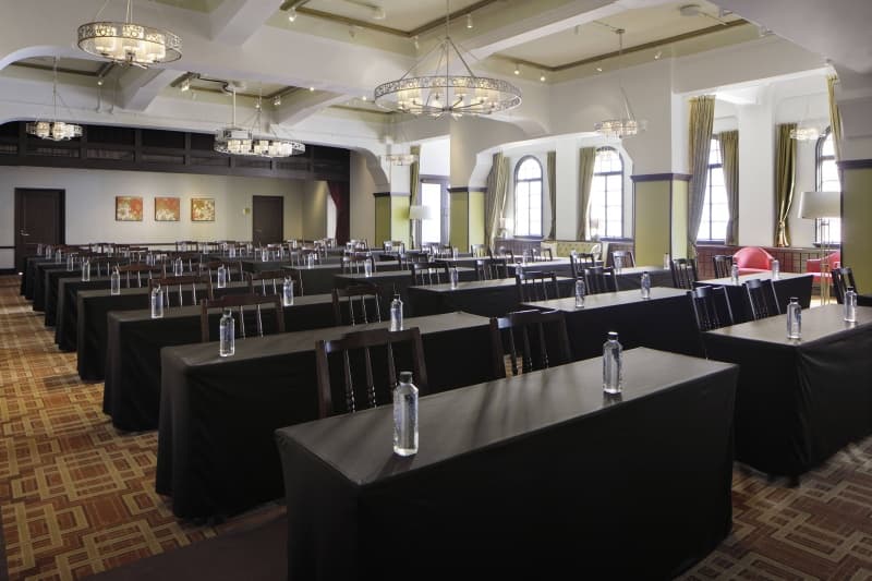 【プロジェクタースクリーン&マイク使用料プレゼント】会議 & 懇親会プラン　会議会場費¥33000〜＋お食事¥8000〜