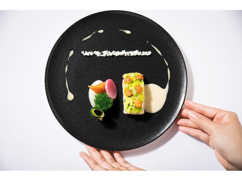 コース料理イメージ
日本の土地が育む和の食材と、華やかなフレンチを融合させた至極の料理。
馴染み深く、それでいて新鮮な驚きと発見に満ちた料理の世界観は、
世代を問わず愛されゲストの記憶に残るおもてなしに。