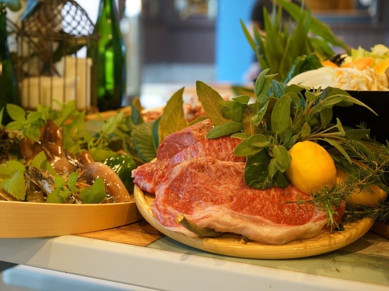 自慢のBBQは、千葉県産の新鮮な肉と魚介、野菜が味わえる