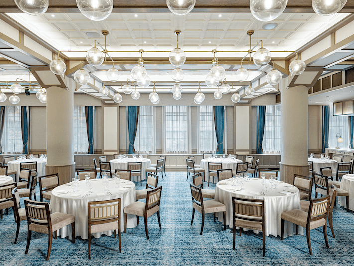 4F THE DINING ROOM。
THE CONDER HOUSEの会場の中でもっとも近代風で、球体の照明が特徴。
