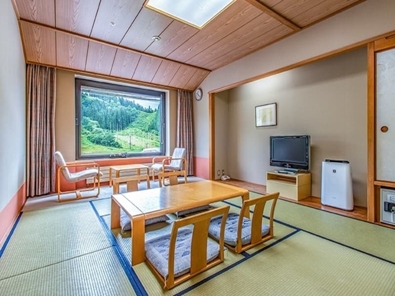 【和室１０畳】東館
和室10畳間、バス、トイレ（ウォシュレット付）、TV
冷蔵庫(お客様ご利用用)、歯ブラシ、浴衣、バスタオル、フェイスタオル