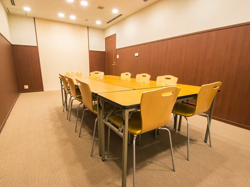 最大シアター型で14名収容可能です。
企業説明会・講演会・研修会・会議 など様々な用途にご対応致します。