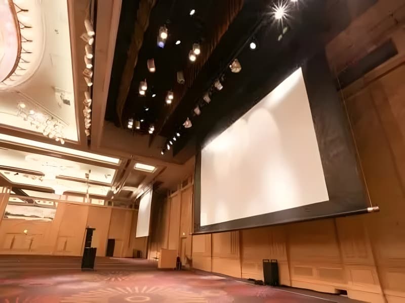 【設備】
超大型380インチのハイビジョン対応スクリーンもございます。