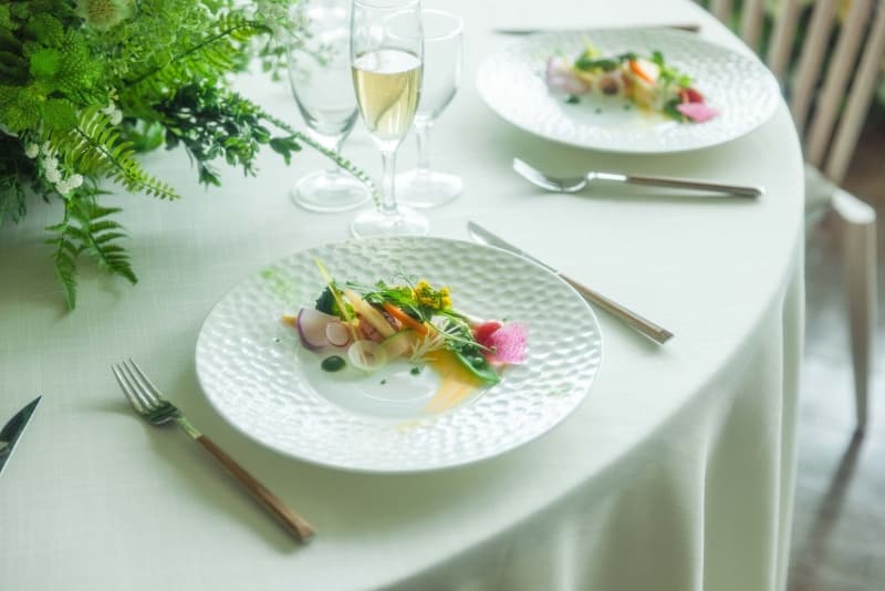 【料理へのこだわり】
九州産の旬の有機野菜や、九州・福岡を代表する豊かな漁場の海の幸を使い、
味・香り・食感まで“五感で楽しむ一皿”をご用意。和食が持つ「素材を尊重する精神」と
通じ合いながらも、盛り付けや味わいはイタリアンらしく華やかで国際的に親しみやすいのが魅力です。