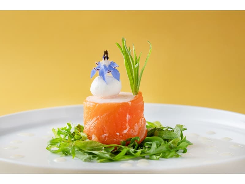 |　スタンダードプラン　|
立食でも着席でも対応可能（立食は最大150名様まで）オープンキッチンで作る出来立ての料理と充実のフリードリンク。渡辺通に面した広々とした会場で語らいのひと時を。
