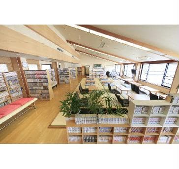 【本館】
大人気の『漫画図書館』
約27,000冊を誇る地域最大級の漫画天国に夢中になるお客様が続出中♪