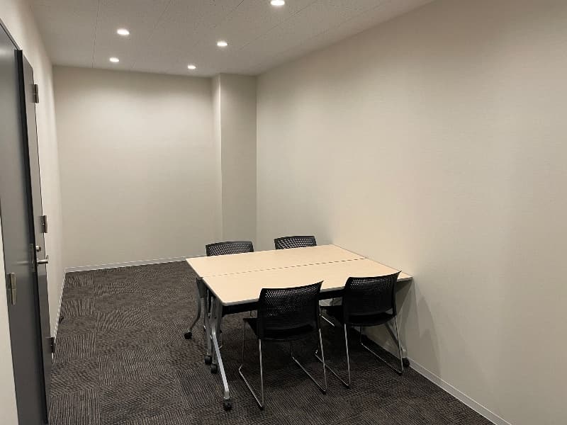 【控室①】
~5名程でご利用いただける、小会議室です。
