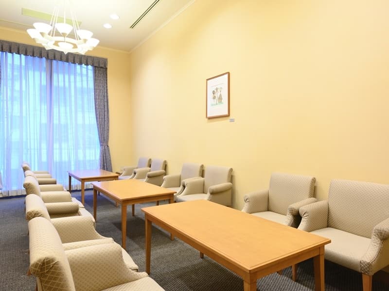 ２階「コンプリオ」
　面積 33㎡ ／ 坪数 10坪

ご来賓の控室などにもご利用いただけるお部屋です。