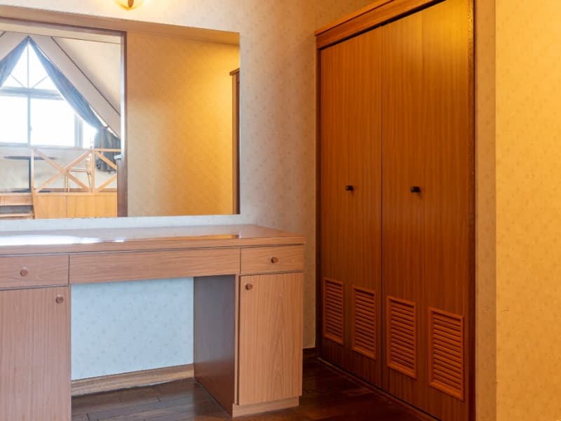 鏡台や収納を備え、快適に過ごせるシンプルで上質なお部屋です。